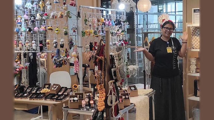 PEMILIK VALLIVING CRAFT - Reni Juanti bersama sejumlah produk karyanya di booth Valliving Craft saat bazzar.