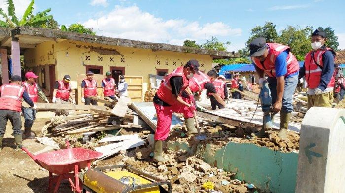 Begini Aksi Relawan 'Tukang Ledeng' Cianjur, Blusukan Bantu Robohkan Rumah Terdampak Gempa