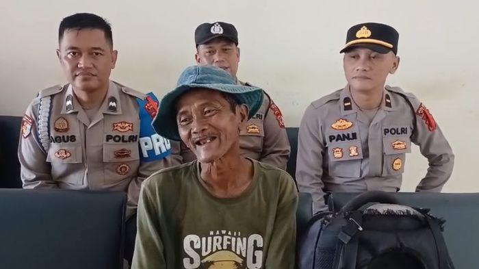 JALAN KAKI - Saepul Toni (63) yang hendak pulang ke Karanganyar, Kebumen dengan berjalan kaki selama kurang lebih 20 hari kemudian dibantu oleh anggota Provos Polres Ciamis dengan mengantarkan ke terminal bus tipe A Kota Banjar, Rabu (18/3/2026).