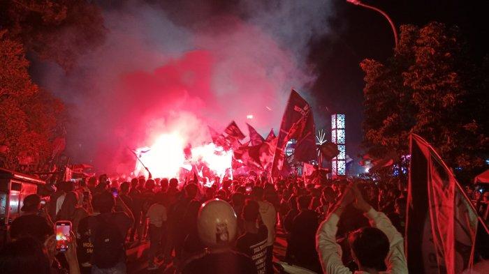 Alun-alun Sumedang Menyala, Bobotoh Teriakkan 'Mari Bung Rebut Kembali'