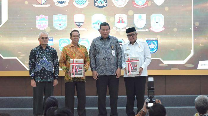 TERIMA WTP KE-17 - Wali Kota Banjar, Ir. H. Sudarsono menerima penghargaan Predikat Wajar Tanpa Pengecualian (WTP) atas Laporan Hasil Pemeriksaan atas Laporan Keuangan Pemerintah Daerah (LHP LKPD) Tahun Anggaran 2025, dari Plh Kepala BPK Perwakilan Jawa Barat, Firman Nurcahyadi, S.E., M.E., CSFA, CertDA, ChFA, CLA, ERMAP, CIISA, dalam agenda Penyerahan Laporan Hasil Pemeriksaan atas Laporan Keuangan Pemerintah Daerah Tahun 2025 Wilayah Provinsi Jawa Barat di Bandung, Selasa (09/06/2026). (Foto: Dok. Humas Pemkot Banjar)