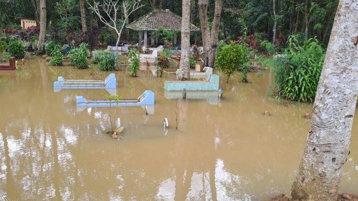 Banjir Luapan Sungai Citanduy Genangi Ratusan Makam di 3 TPU Desa Kertaraharja Ciamis