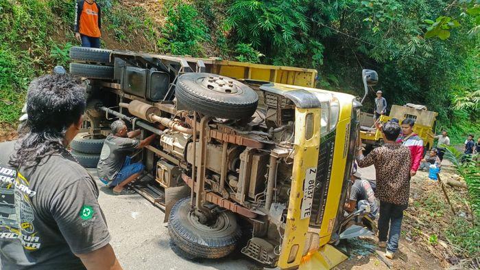 Truk Pengangkut Besi Beton Terguling di Tanjakan Salawe Cimaragas Ciamis - Tribunpriangan.com