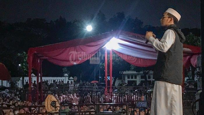 Ustaz Adi Hidayat di Tasikmalaya, Dari Bergurau Bahasa Sunda Sampai Turun Panggung Hujan-hujanan