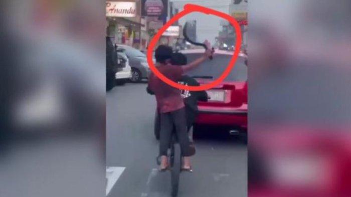 VIRAL 2 Bocah di Tasikmalaya Tirukan Geng Motor Kendarai Sepeda Sambil Bawa Benda Mirip Celurit