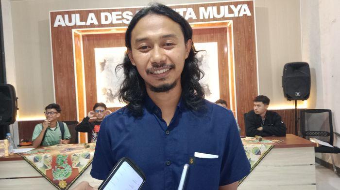 TOKOH PEMIUDA - Tokoh Pemuda Desa Cintamulya, Khozin Asiri (32), saat diwawancara Tribun Jabar.id, di Aula Kantor Desa Cintamulya, Jatinangor, Sumedang, Sabtu (4/4/2026) sore.