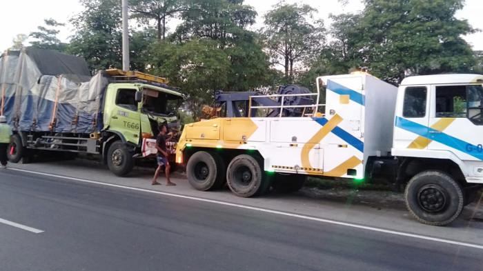Kecelakaan Maut di Jalur Pantura Palimanan, Truk Tronton Tabrak 6 Kendaraan Milik PLN, 2 Orang Tewas