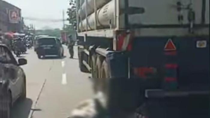 KECELAKAAN - Kecelakaan maut terjadi di Jalan Raya Bandung-Garut, tepatnya di kawasan Warung Cina, Desa Mangun Arga, Kecamatan Cimanggung, Kabupaten Sumedang, Minggu (15/3/2026).