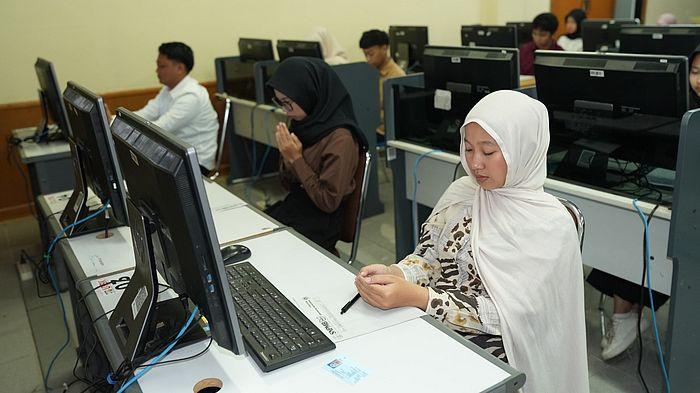 UTBK HARI PERTAMA - Pelaksanaan Ujian Tulis Berbasis Komputer (UTBK) Seleksi Nasional Berdasarkan Tes (SNBT) di Universitas Padjadjaran, Jatinangor, Kabupaten Sumedang pada hari pertama, Selasa (21/4/2026). (Foto: Istimewa/Dok. Unpad)