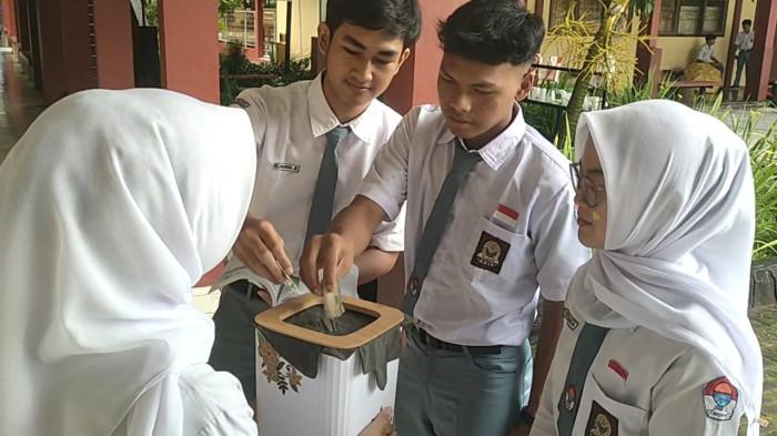 Siswa SMAN 1 Pangandaran Sukarela Kumpulkan Seribu Rupiah Dukung Rereongan Poe Ibu