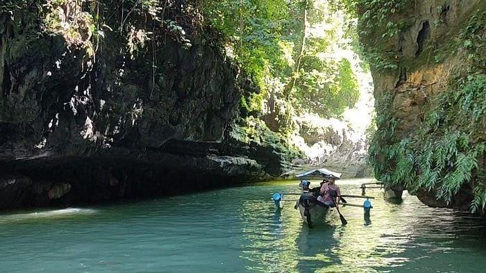 WISATA PANGANDARAN FAVORIT - Suasana tempat wisata Sungai Green Canyon Kecamatan Cijulang Kabupaten Pangandaran pada Sabtu (31/5/2025). Green Canyon menjadi salah satu tempat wisata favorit di Pangandaran.