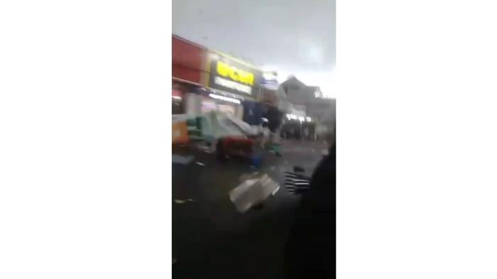 ANGIN KENCANG - Bencana angin kencang menerjang kawasan Bandung Timur. Mulai dari kawasan Ujungberung, hingga Gedebage