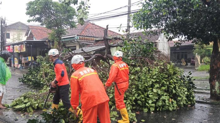 5 Kejadian di Sumedang Saat Hujan  Disertai Angin Kencang, 3 Rumah Rusak