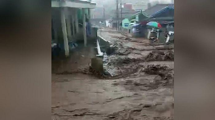 BREAKING NEWS! Banjir Bandang Terjang Kampung Cibojong di Cisurupan Garut, Warga Teriak Histeris