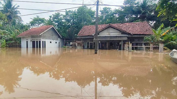 BANJIR PANGANDARAN - Kondisi banjir yang melanda Dusun Sukasari, Desa Sukanegara, Kecamatan Padaherang, Kabupaten Pangandaran pada Selasa 11 November 2025 pagi hingga siang.