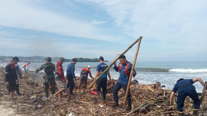 Melihat Lebih Dekat Aksi Bersih-bersih Sampah Kayu di Pantai Santolo Garut