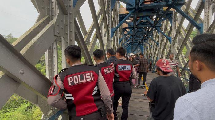 DUGAAN BUNUH DIRI - Petugas gabungan dari Kepolisian, BPBD Kabupaten Ciamis dan Kabupaten Tasikmalaya, Tagana hingga PMI. langsung mendatangi lokasi dugaan aksi bunuh diri di kawasan Jembatan Cirahong menggegerkan warga Kabupaten Ciamis dan Kabupaten Tasikmalaya, Jumat (22/5/2026) pagi.