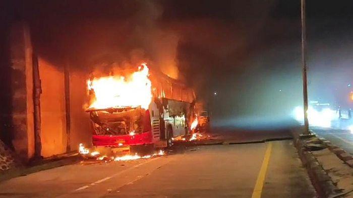 Sedang Bawa 9 Penumpang, Bus Harapan Jaya Terbakar Hebat di Tol Cipali