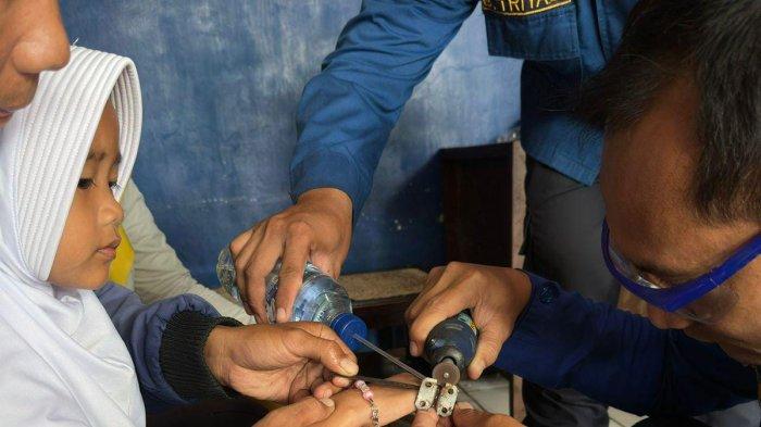 Damkar Tolong Bocah 6 Tahun di Sumedang yang Jarinya Terjebak di Slot Kunci