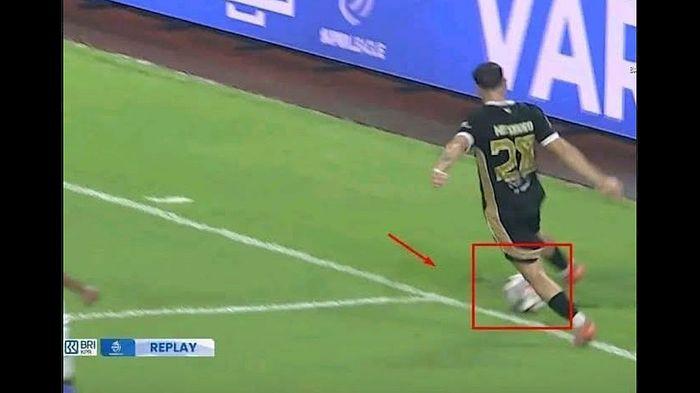 AWAL GOL KONTROVERSI - Pemain Dewa United, Messidoro saat menggiring bola yang kemudian memberikan assist kepada Alex Martins hingga tercipta gol pembuka bagi Dewa United ke gawang Persib Bandung yang kontroversial pada laga pekan ke-28 Super League Indonesia 2025/2026 di Banten International Stadium, Senin (20/4/2026)
