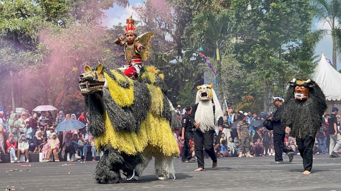KESENIAN - Penampilan kesenian dalam helaran Galuh Ethnic Carnival yang menjadi salah satu rangkaian peringatan Hari Jadi Kabupaten Ciamis ke-384 bertempat di Halaman Pendopo Bupati Ciamis pada Kamis (11/6/2026).