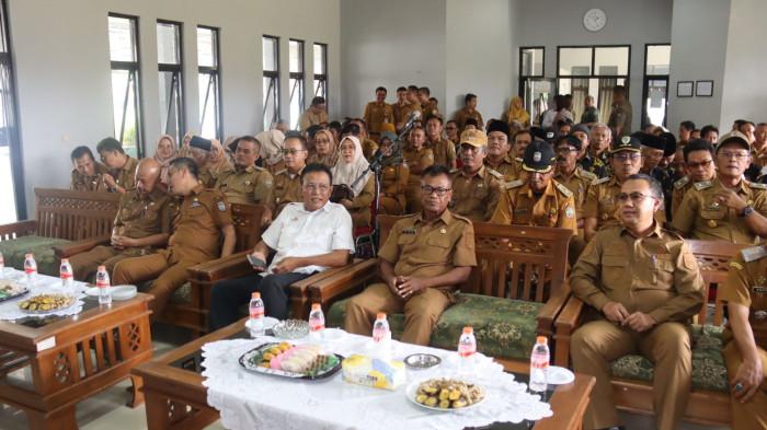 PEMBINAAN - Bupati Ciamis Herdiat Sunarya saat hadir dalam kegiatan Pembinaan dan Pengawasan Penyelenggaraan Pemerintahan Desa Tahun 2026 di Aula Kecamatan Kawali, ia menekankan pentingnya tata kelola pemerintahan desa yang transparan dan bertanggung jawab di tengah keterbatasan APBD, Senin (26/1/2026).