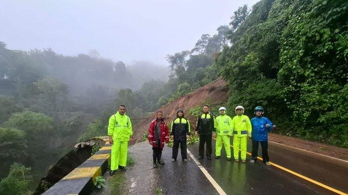 Jalan Nasional Bagbagan - Tegal Buleud Terputus Total, Ambles Longsor 50 Meter di Simpenan Sukabumi