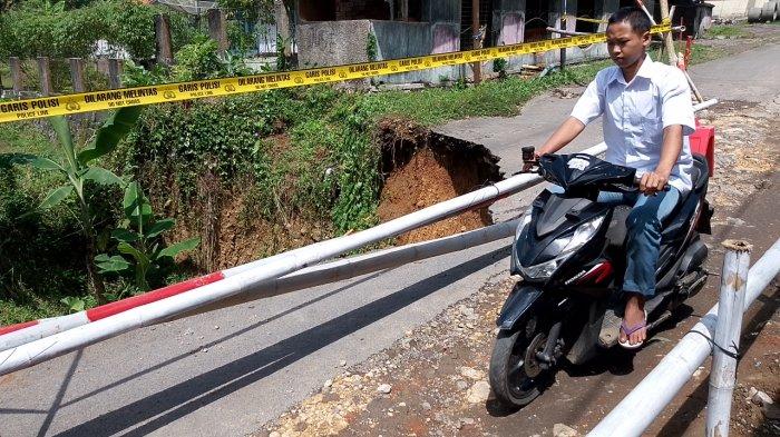 Akses Jalan Menuju Desa Cibungur Longsor, 2 Titik Ini Disebut yang Terdampak Parah