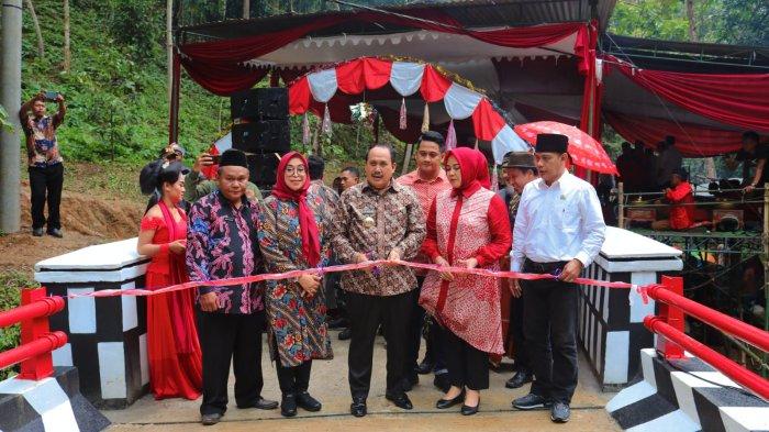 Pelajar Tak Lagi Basah-basahan Turun ke Sungai Saat Sekolah, Bupati Resmikan Jembatan Pamuntuan