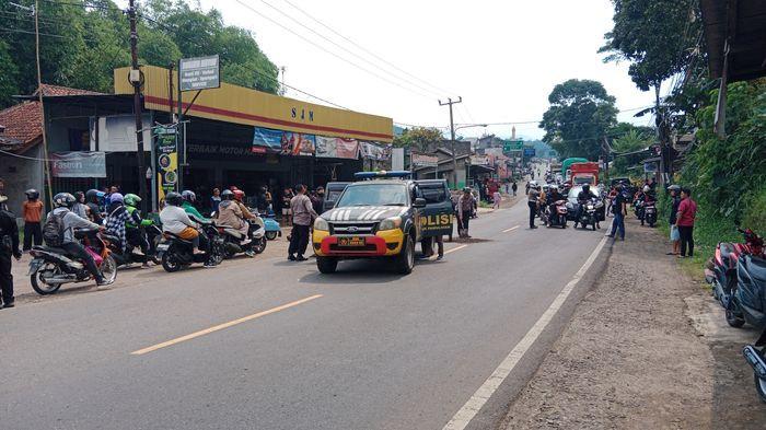 KECELAKAAN MAUT - Kecelakaan maut merenggut nyawa pemotor terjadi di Jalan Raya Bandung-Sumedang, tepatnya di Simpang, Pamulihan, Kabupaten Sumedang, Kamis (25/12/2025) siang.