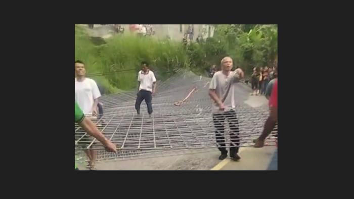 Truk Bermuatan Besi Terguling di Gentong Tasikmalaya, Dua Pemotor Luka Berat