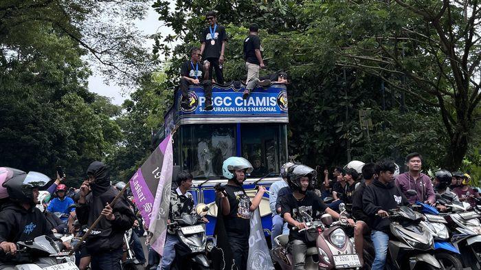 KONVOI PSGC & BALAD GALUH - Ribuan masyarakat Tatar Galuh tumpah ruah ke jalan mengikuti konvoi kemenangan bersama para pemain dan ofisial PSGC Ciamis usai Laskar Singacala memastikan promosi ke kasta kedua sepak bola nasional, Senin (9/2/2026).