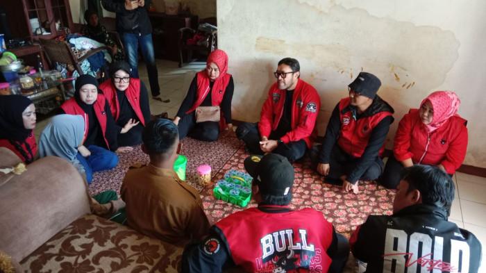 KUNJUNGI KORBAN - Jajaran PDI Perjuangan (PDIP) Jawa Barat bersama pengurus PDIP Sumedang mengunjungi korban bencana longsor di Kampung Ciranggon, Desa Mekarrahayu, Kecamatan Sumedang Selatan, Senin (13/4/2026). Kunjungan tersebut dipimpin Ketua DPD PDIP Jawa Barat, Ono Surono, didampingi puluhan  kader, termasuk Ketua DPC PDIP Sumedang, Asep Rony Hidayat.