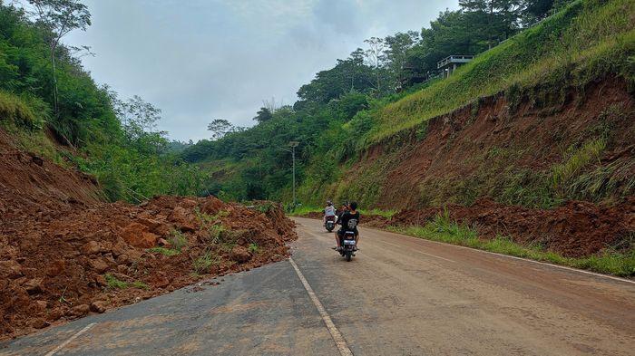 BUKA TUTUP - Kondisi arus lalu lintas di lokasi longsor yang sempat tertutup di wilayah Sukahening, Kabupaten Tasikmalaya, kini sudah bisa dilintasi dengan sistem buka tutup, Kamis (12/2/2026). Pantauan TribunPriangan.com pada pagi tadi, Kapolsek Cisayong AKP Hasan Basri turun langsung turut mengatur buka tutup lalu lintas.