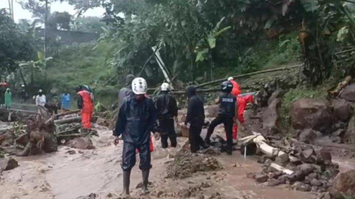 Akses Jalan Penghubung Subang-Sumedang Tertutup Longsor, Arus Lalu Lintas Dialihkan