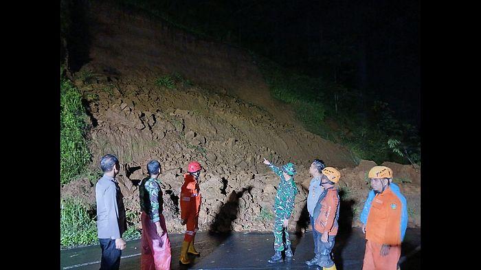 AMANKAN LOKASI LONGSOR - Petugas gabungan dari unsur BPBD, TNI dan Polsek Cisayong, tengah melakukan pengamanan di lokasi longsor, tepatnya di jalan baru Cisinga, Desa Kudadepa, Kecamatan Sukahening Kabupaten Tasikmalaya, Rabu (11/2/2026) malam.