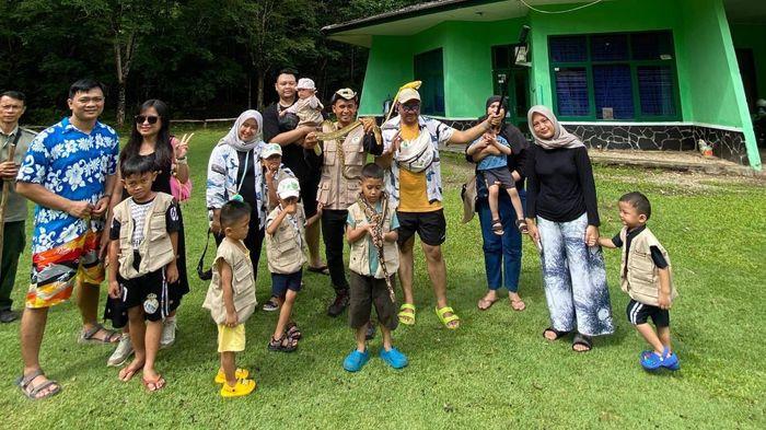 PAKET LIBURAN - Suasana aktivitas paket liburan yang digagas Hotel Grand Palma Horison Pangandaran bagi tamu pengunjung yang membawa anak-anaknya, Kamis (30/10/2025).