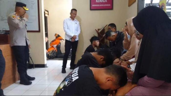 SUNGKEM - Lima remaja yang sebelumnya diciduk polisi akibat aksi balap liar di jalur Bandung–Garut bersimpuh di hadapan orang tua, di Mapolsek Jatinangor, Sumedang, Senin (19/1/2026).