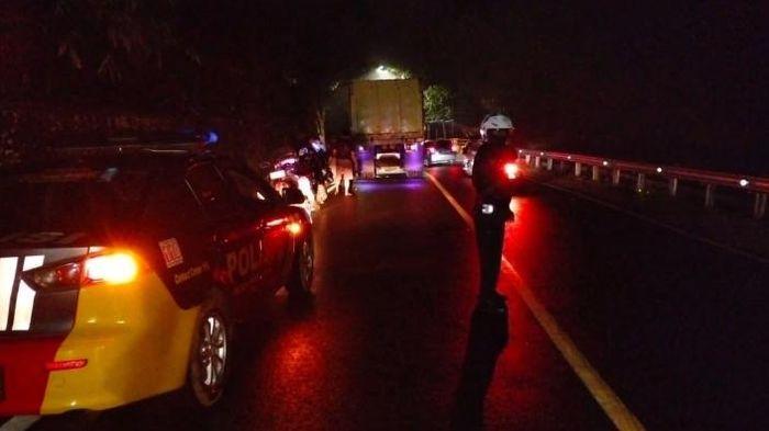 KECELAKAAN MAUT - Kecelakaan lalu lintas merenggut jiwa pengendara sepeda motor di Jalur Arteri Cadas Pangeran, tepatnya Dusun Jelekong, Desa Cigendel, Kecamatan Pamulihan, Kabupaten Sumedang, Senin (6/4/2026) malam. (Foto: Istimewa/Dok. Unit Gakkum Satlantas Polres Sumedang)