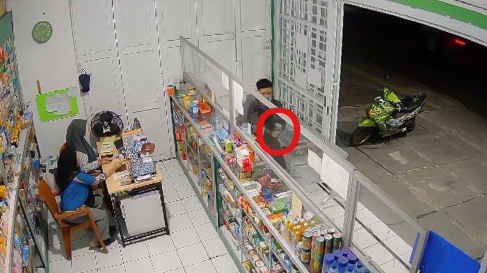 Dengan Santainya, Pencuri Mengambil Dua Kotak Amal di Sebuah Apotek di Kota Tasikmalaya