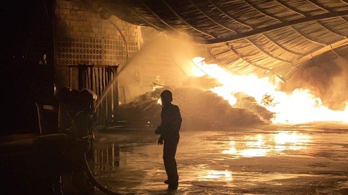 Material Pabrik Kasur di Arjawinangun Cirebon yang Mudah Terbakar Sulitkan Petugas Padamkan Api