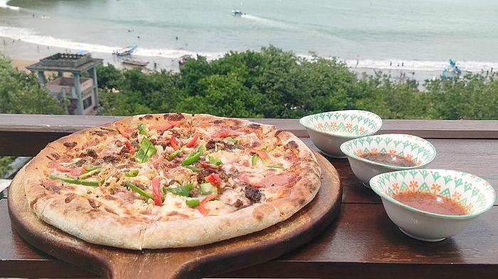 NIKMATI PZZA PANGANDARAN - Menikmati Kuliner pizza meat lover di Papi Palma Pizza cafe dan resto sambil melihat hamparan laut di Pantai Barat Pangandaran, Sabtu (29/11/2025)