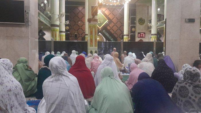 Warga Padati Masjid Agung Ciamis Tunaikan Salat Tarawih, Bupati: Alhamdulillah Sampai Ramadan