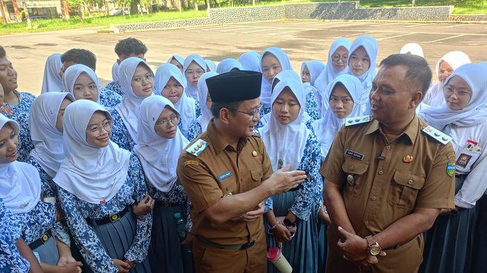 SAPA PELAJAR - Bupati dan Wakil Bupati Tasikmalaya ketika menyapa para siswa soal program satu desa satu sarjana usai menghadiri apel pasukan di lapangan Setda Kabupaten Tasikmalaya, Selasa (3/2/2026).