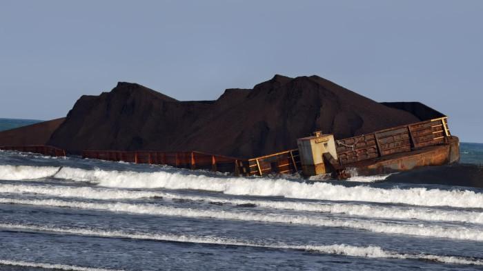 TONGKANG BATUBARA - Sebuah tongkang bermuatan sekitar 80.000 ton batubara sengaja didamparkan di kawasan Pantai Sukaresik, Kecamatan Sidamulih, Kabupaten Pangandaran, Selasa (17/6/2026) sekitar pukul 15.00 WIB