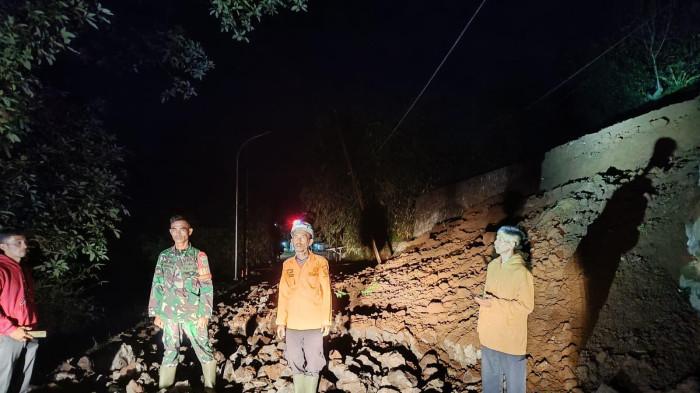 Jalur Sumedang-Subang Terputus du Rancakalong, TPT Longsor