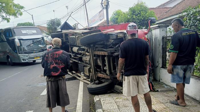 Truk Muatan Wortel Terguling di Tikungan Jalan Ir H Juanda Ciamis, Begini Kondisi Sopir