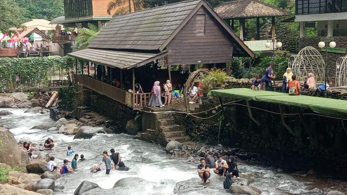 KAMPUNG KARUHUN - Suasana di Kampung Karuhun Eco Green Park, Citengah, Sumedang Selatan Kamis (1/1/2026).

 