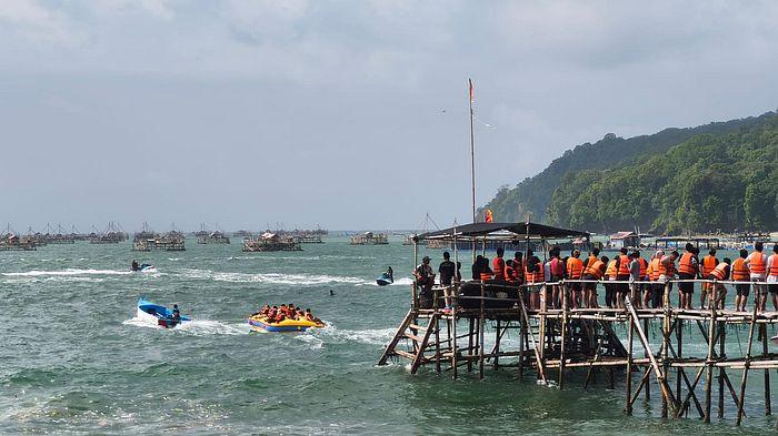 WISATAWAN PANGANDARAN - Suasana ramainya wisatawan yang menikmati wahana water sport di Pantai Timur Pangandaran saat libur panjang akhir pekan ini, Jumat (15/5/2026).