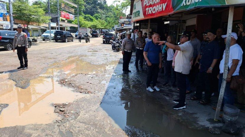 Bupati Sumedang Cek Jalan Rusak dan Kelengkapan Rambu-rambu di Jalan Nasional Jatinangor
